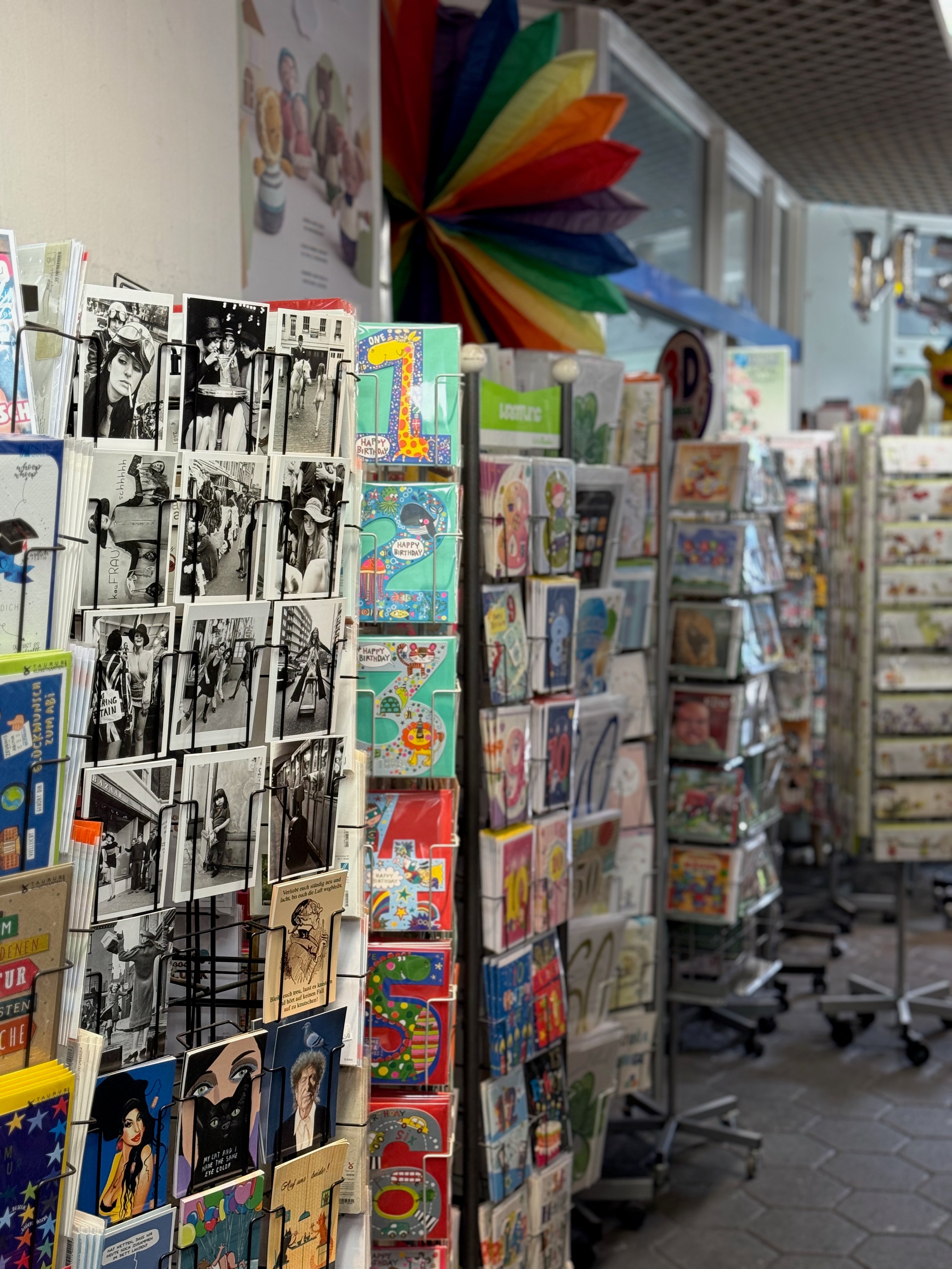 Gruß- und Postkarten in Köln – Karten für jeden Anlass bei Papyrus in Sülz, nahe Klettenberg und Lindenthal